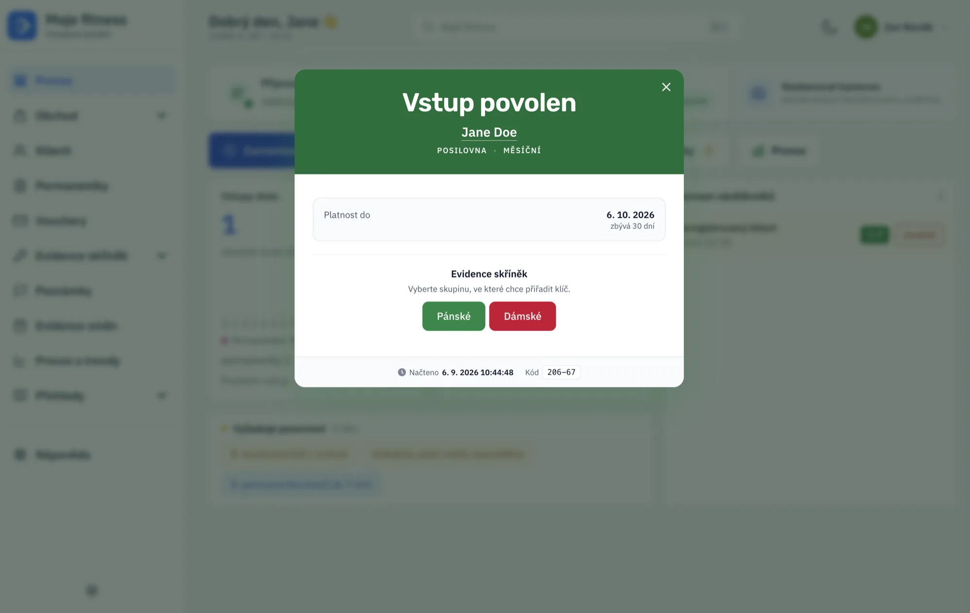 Potvrzení „Vstup povolen“ v aplikaci se jménem klienta, typem permanentky a platností, pod ním výběr skupiny skříněk.